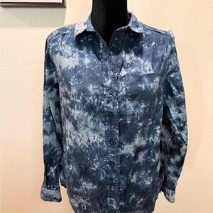 Pilcro Women's Navy and White Tie-Dye Button-Down Shirt